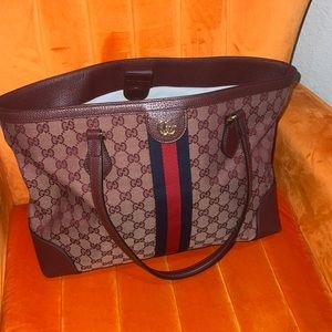 Gucci signature bag-limits edition color burgundy-worn three times
